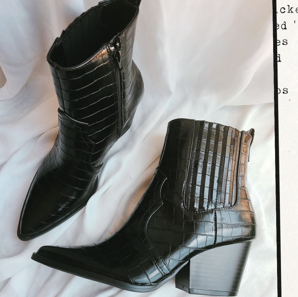 🆕️The Phoebe// Black Croco Boots
